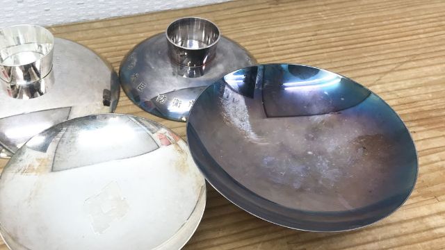 黒く変色した銀杯